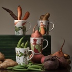 Mugg Elsa Beskow 28cl med handtag, Mrs Broad Bean