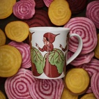 Krus Elsa Beskow 28 cl med hank, Mrs Beetroot