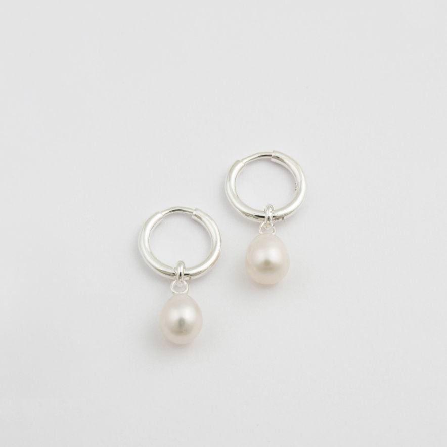 Øredobber Treasure Pearl Hoops Silver